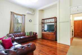 Walk to the GABBA Charming Character Home, Brisbane